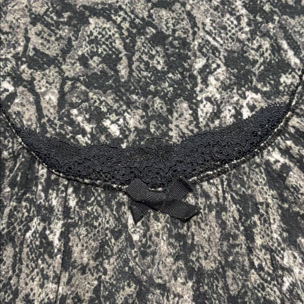 Simply Vera Intimates Elegant Black Gray  V neck Lace Women's Shirt Top M